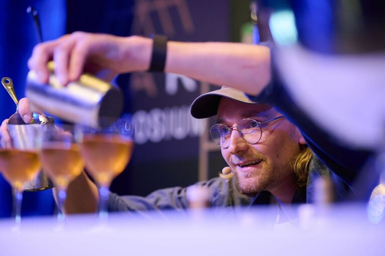 Wladimir Reichert mixt seinen Cocktail «Unruh»