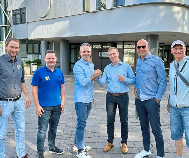 Symbolischer Handschlag: TuS-Geschäftsführer Thorben Kurz, der stellvertretende TuS-Vorsitzende Christopher Herrmann, Daniel Haas (Orga-Team), Schultes Jan Hambach, Ingolf Drewitz (Orga-Team) und Uwe Luckscheiter (von links)