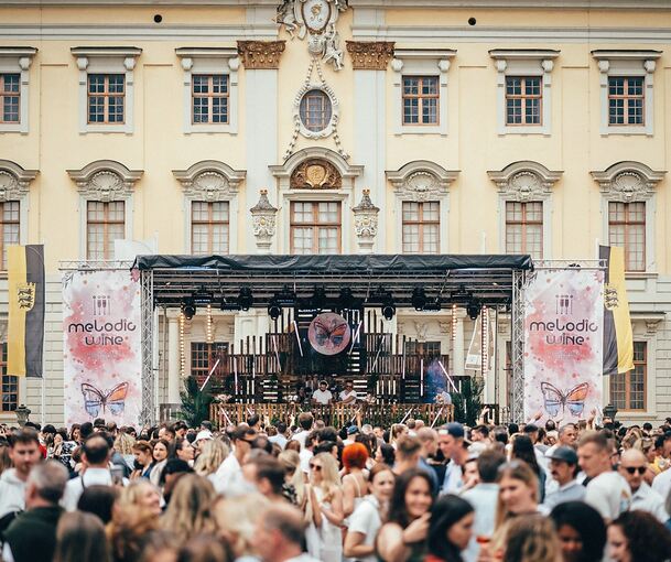 Im Ehrenhof des Schlosses findet zum wiederholten mal das Weinevent „Melodic Wine“ statt.