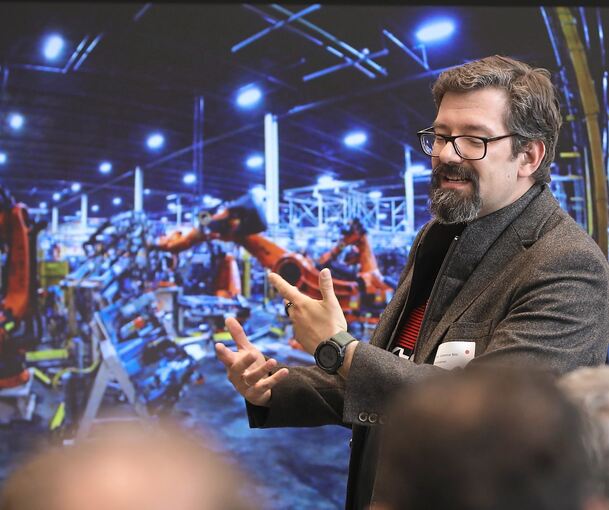 Dominik Bösl, Professor an der Hochschule der Bayerischen Wirtschaft, hält große Stücke auf KI-unterstützte Robotik.