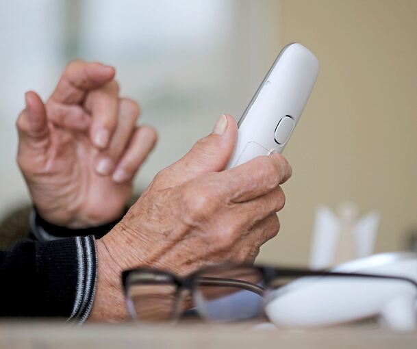 Häufig werden Senioren Opfer von Telefonbetrügern.