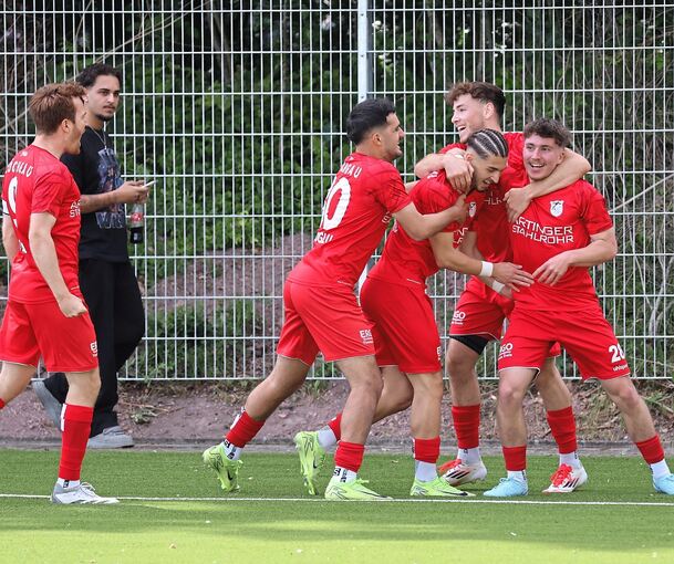 Löchgauer Jubel: Mit dem 4:0 gegen Waiblingen sorgt der FVL selbst für eine höchstbrisante Ausgangslage in der Fußball-Landesliga.