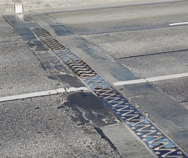 Es sind unter anderem diese Übergänge zwischen Fahrbahn und Brückenfahrbahn, an denen die Stahlkonstruktion erneuert werden muss.