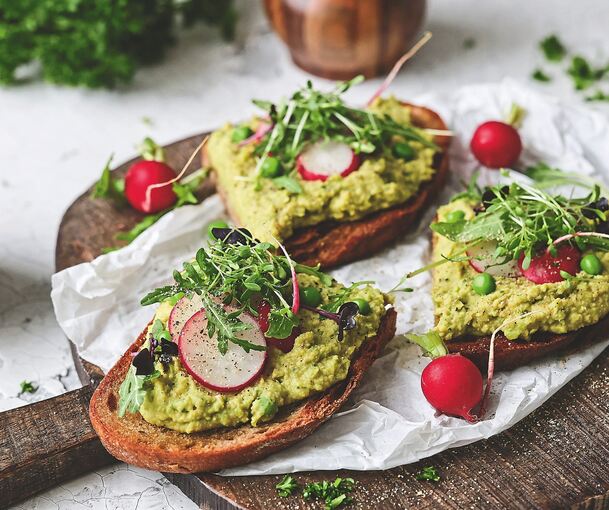Geröstetes Brot mit Erbsenhummus.