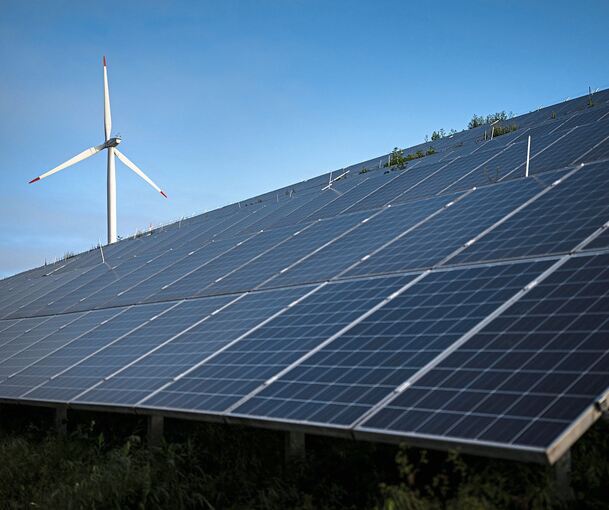 Photovoltaik und Windkraft sollen im Energiepark Alleenfeld kombiniert werden.