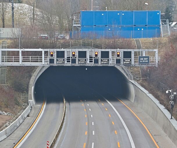 Der Engelbergtunnel ist derzeit eine Baustelle, hier im Bild die Weströhre in Fahrtrichtung Süden während einer Sperrung.