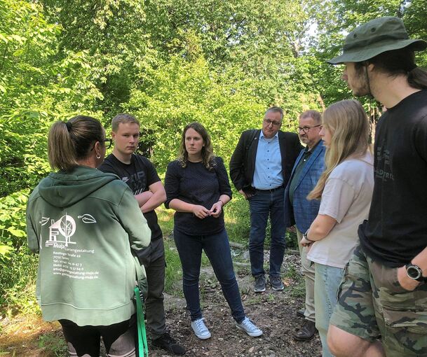 Im Garten statt vor der Tafel: Eine Gruppe aus dem „Frei-Day“-Projekt diskutiert mit einer Landschaftsgärtnerin, wie man den Schulgarten aufhübschen kann. Achim Beule vom Kultusministerium (Mitte) lauscht interessiert.