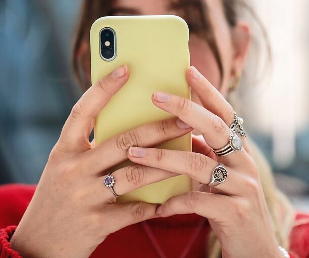 Eine 19-Jährige wollte ein Produkt im Internet verkaufen. Der angebliche Käufer brachte sie dann um ihr Geld.