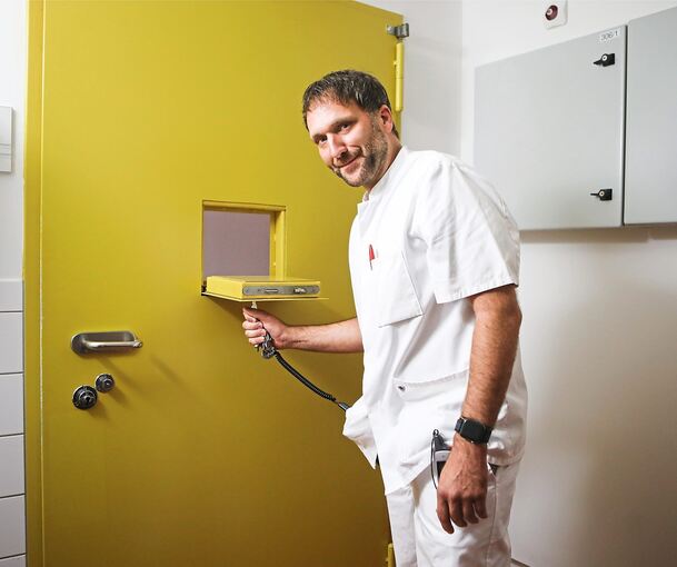 David Kraft ist Altenpfleger und Justizvollzugsbeamter in einer Person.