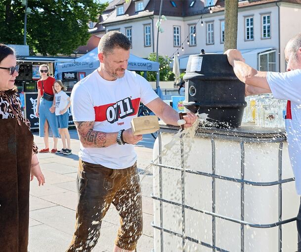 Fassanstich, 2. Teil: Andy Rothacker beeilt sich, das Bier zu stoppen, Renate Schmetz schaut zu. Foto: Andreas Becker Fassanstich, 2. Teil: Andy Rothacker beeilt sich, das Bier zu stoppen, Renate Schmetz schaut zu.