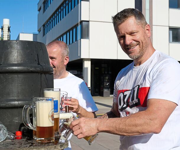 Beste Laune, bestes Bier, bester Sonnenschein: Andreas Rothacker in seinem Element. Foto: Andreas Becker Beste Laune, bestes Bier, bester Sonnenschein: Andreas Rothacker in seinem Element.
