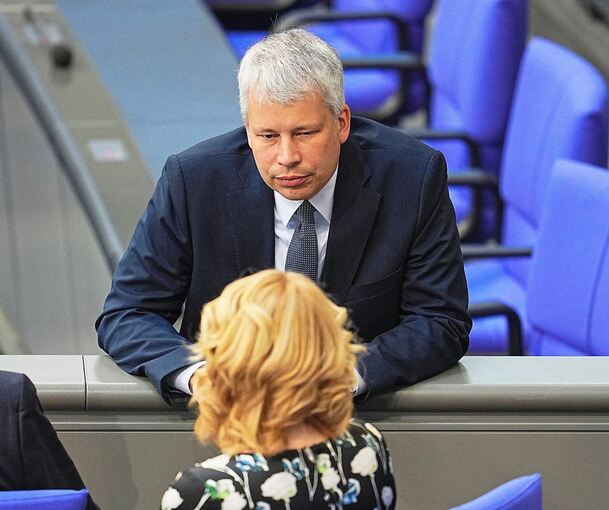 Steffen Bilger im Bundestag im Gespräch mit Parlamentspräsidentin Julia Klöckner (CDU).