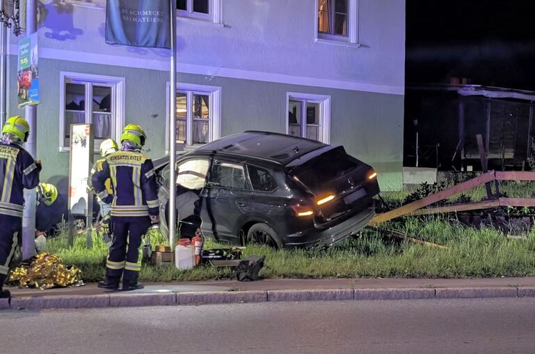 Auto prallt gegen Gasthaus-Wand