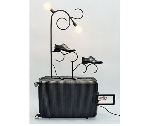 Sinnbild suspendierter Mobilität: Eine Arbeit aus der Serie „New Faces in Town“ der Künstlerin Yesim Akdeniz.