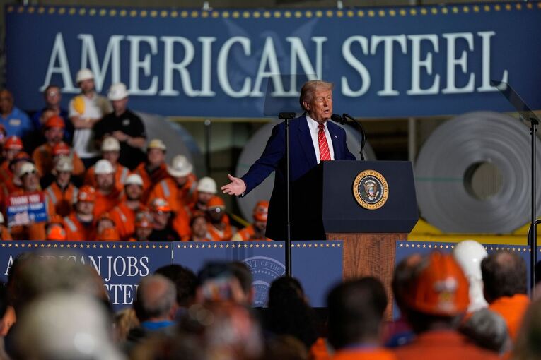 US-Präsident Trump besucht Stahlwerk