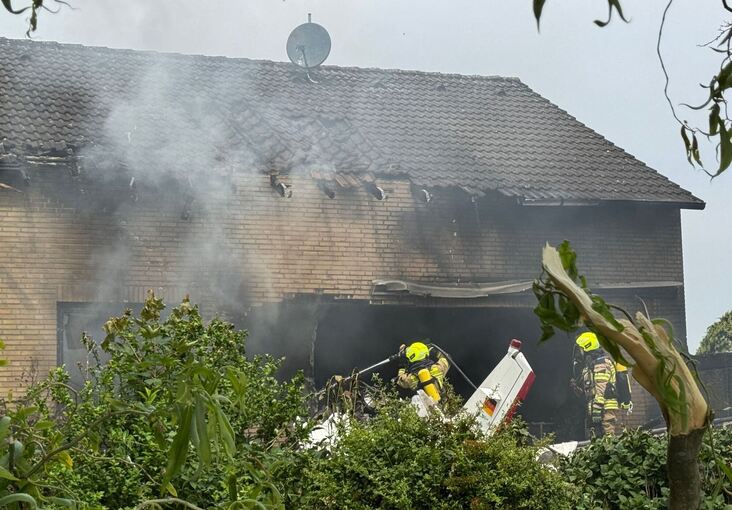 Flugzeug stürzt auf Haus in Korschenbroich