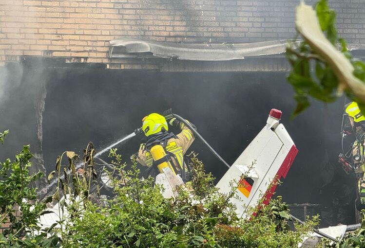 Flugzeug stürzt auf Haus in Korschenbroich