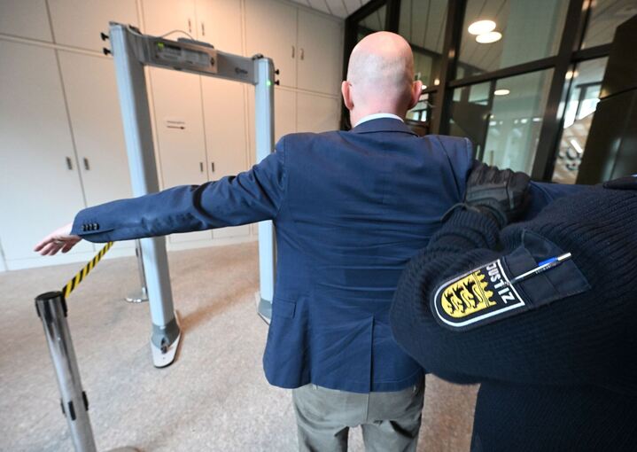 Einlasskontrollen im Gericht