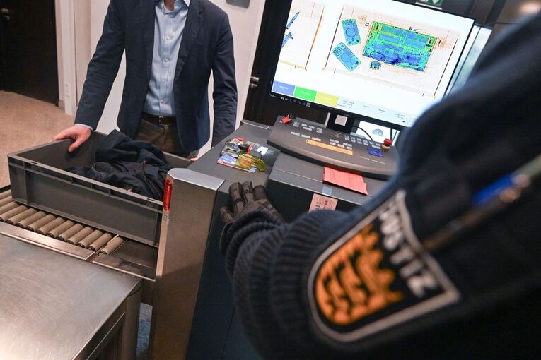 Einlasskontrollen im Gericht