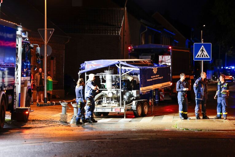 Stromausfälle sowie Keller und Straßen unter Wasser in Erftstadt