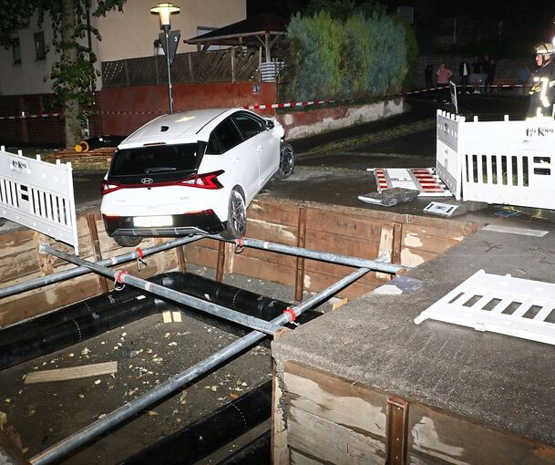 In einer Baugrube an der Abelstraße in Ludwigsburg endet am Samstagabend die Fahrt einer 26-jährigen Frau.