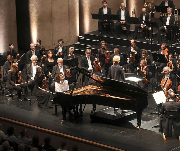 Fulminanter Auftakt für die Ludwigsburger Schlossfestspiele 2025: Giorgi Gigashvili am Flügel, Joana Mallwitz dirigiert das Konzerthausorchester Berlin.