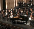 Fulminanter Auftakt für die Ludwigsburger Schlossfestspiele 2025: Giorgi Gigashvili am Flügel, Joana Mallwitz dirigiert das Konzerthausorchester Berlin.