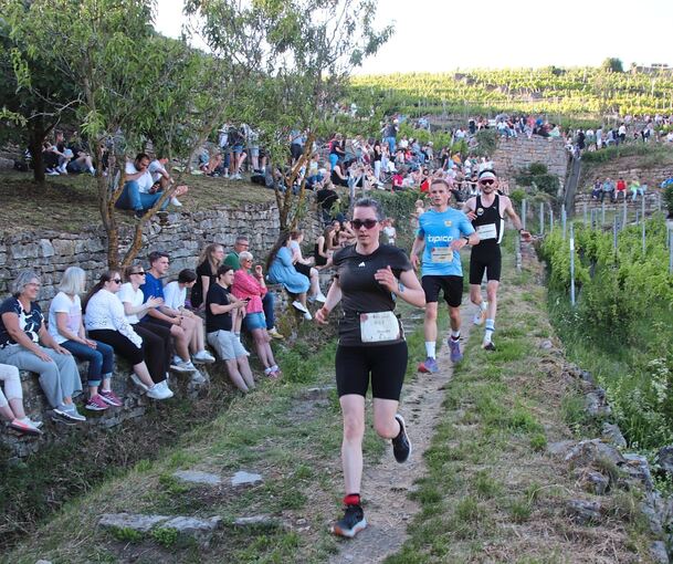 Volksfeststimmung am Freitagabend beim Stäffele-Teamlauf in Roßwag: Die Zuschauer sind den Teilnehmern hier ganz nah, und die Weinbergmauern werden zu Tribünen.