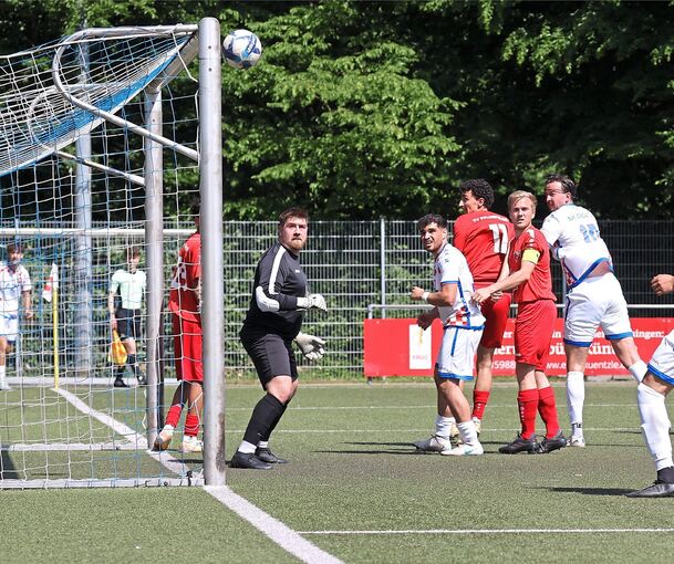 Der Führungstreffer: Croatias Thomas Ivan (weiß, Nummer 10) köpft zum 1:0 ein.