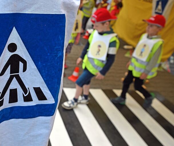 Kinder gehen über einen Zebrastreifen: Im Straßenverkehr gehören sie zu den schwächsten Teilnehmern.