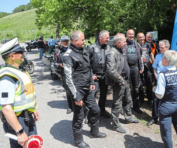 Etliche Motorradfahrer suchen während der Aktion das Gespräch mit den Beamten der Polizei.