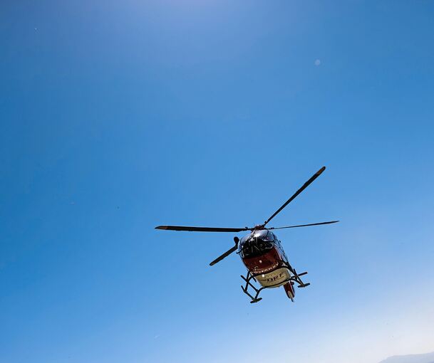 Der Rettungshubschrauber bringt den Verletzten ins Krankenhaus.