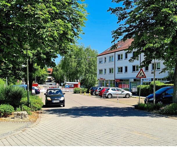 Grünbühls Mitte: In der Netzestraße wird derzeit gebaut, dann wird sie umgestaltet. Und in naher Zukunft gilt auch hier: Bewohnerparkausweis oder Ticket ziehen.