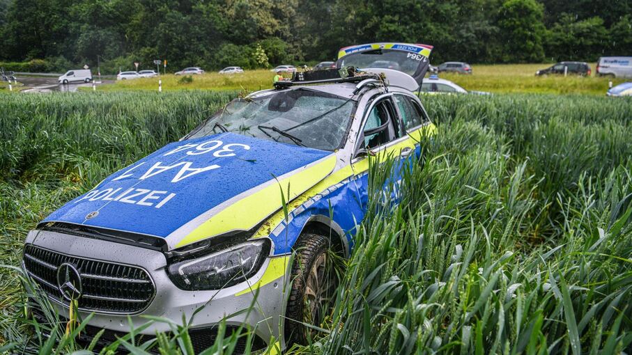 Polizeiauto überschlägt sich mehrfach - zwei Polizisten verletzt