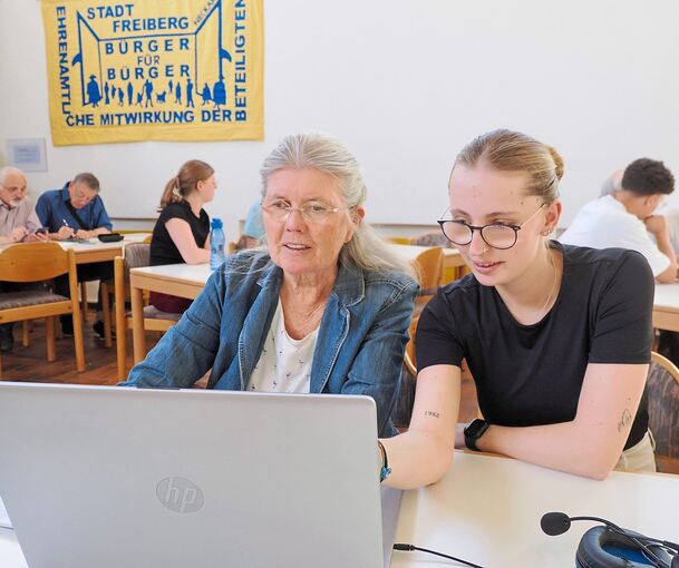 Beratung im Freiberger Bürgertreff: Die Auszubildende Lena Genthner hilft Hedwig Beuke bei Fragen, die die Seniorin zu ihrem Laptop hat.