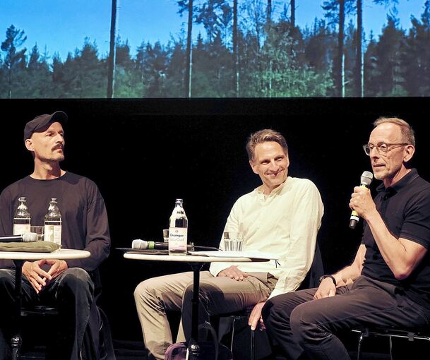 Zwischen Ausbeutung und Idealisierung: Städteplaner Alexander Marek (Mitte) und Regisseur Kevin Rittberger (links) im Gespräch mit Ludger Engels (ADK).