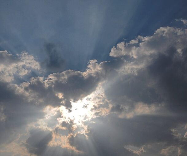Am Mittag könnte sogar etwas Sonne durch die Wolken kommen. Am Mittag könnte sogar etwas Sonne durch die Wolken kommen.