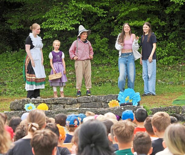 Märchenfiguren und zwei Jugendliche aus der „realen Welt“: Auf der Freilichtbühne planen die Dienerin von Dornröschen, Gretel und Hänsel sowie zwei ganz normale Schülerinnen (von links) die Suche nach dem verschwundenen Prinzen.