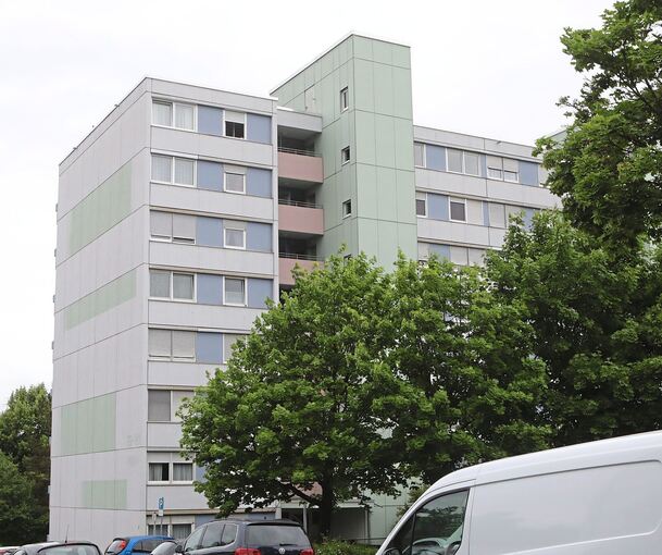 Fließend warmes Wasser? Fehlanzeige. Die Bewohnerinnen Helga Penezic und Monika Schulze klagen über monatelange Probleme.