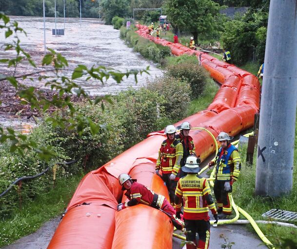 In Hessigheim baute die Freiwillige Feuierwehr einen Hochwasserdamm auf.