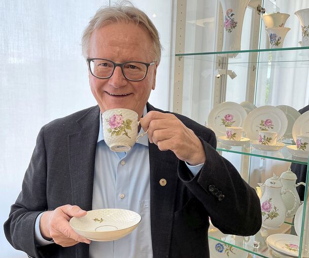 Einen vermeintlichen Schluck nimmt Andreas Lapp nur für die Kamera – denn das Ludwigsburger Porzellan stand nur selten auf dem heimischen Wohnzimmertisch.