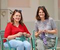 Svenja Lüdeking (links) und Silke Kölz: „Stricken ist unser großes Hobby“
