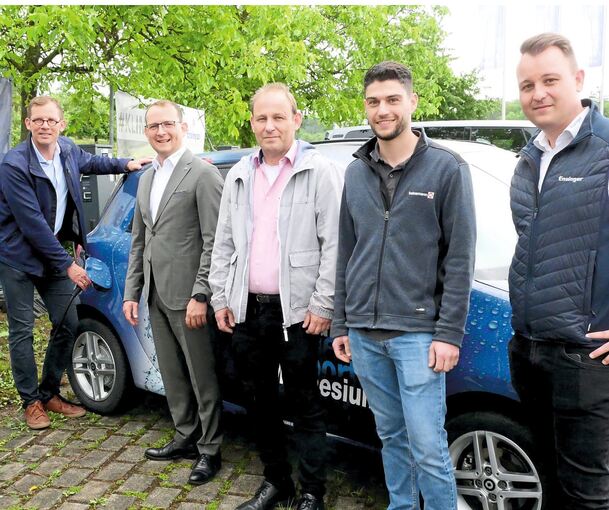 Freuen sich über die neuen öffentlichen Ladesäulen (von links): Oberbürgermeister Uwe Skrzypek, Frank Lehmann, Geschäftsführer bei Ensinger, Ortsvorsteher Tobias Roser, Lukas Person von Chargeone und Ensinger Projektleiter Sebastian Sabo.