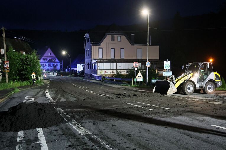 Kilometerlange Spur aus Klärschlamm in Unterfranken
