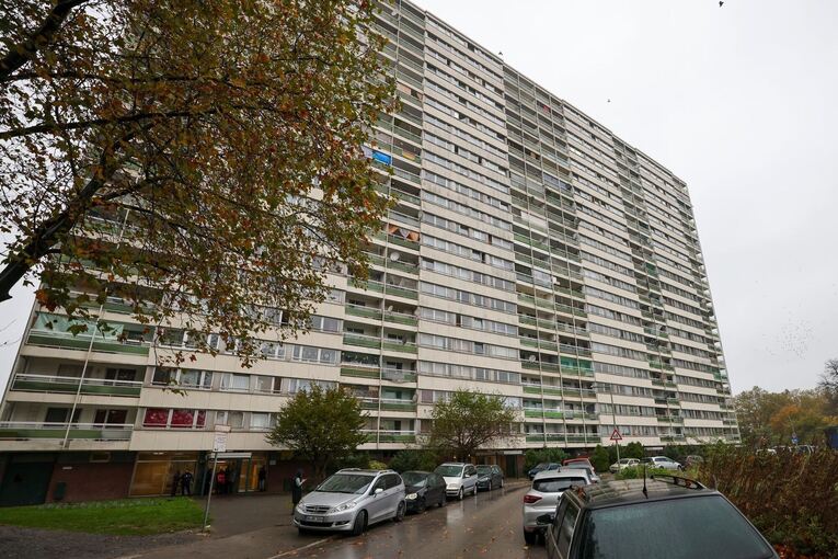 Meldekontrolle durch verschiedene Behörden am Problem-Hochhaus