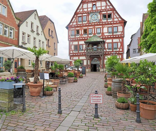 Tische und Stühle statt Parkplätze – beim neuen Marktplatz gehen die Meinungen auseinander.