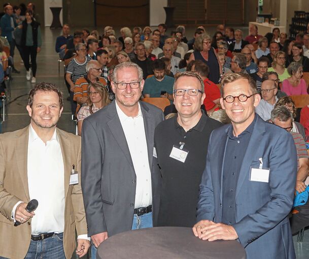Großes Interesse an der Bürgerinfo zum Mittelalterpark in Kleinglattbach: Ideengeber Christoph Schlude (Zweiter von rechts) gemeinsam mit Dr. Thomas Uhlendahl, Matthias Siewert, und Oberbürgermeister Uwe Skrzypek.