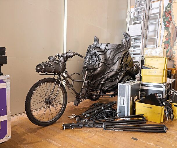 Mit dabei bei den Gegenständen in zwei Lkw ist auch dieses spezielle umgebaute dreirädrige Fahrrad, das Teil der Inszenierung se Mit dabei bei den Gegenständen in zwei Lkw ist auch dieses spezielle umgebaute dreirädrige Fahrrad, das Teil der Inszenierung sein wird.