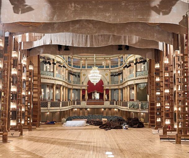 Blick von der Bühne in den Saal des Schlosstheaters.