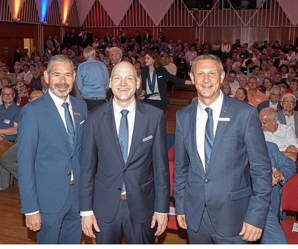 Volles Haus bei der Vertreterversammlung der VR-Bank Ludwigsburg im Bietigheimer Kronenzentrum: Die Vorstandsmitglieder Heiko Herbst (von links), Timm Häberle und Frank Kraaz sind bester Stimmung.